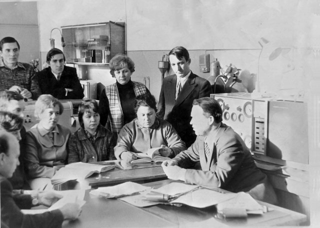 С. Б. Леонов с сотрудниками его кафедры (фото с выставки)